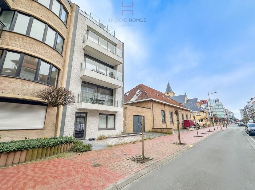Knokke - Van Bunnenlaan. Jong appartement met private tuin, smaakvol en kwalitatief afgewerkt, compleet gemeubeld en gestoffeerd. Indeling: inkomhal m