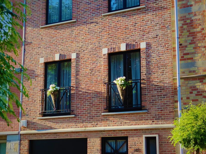 Découvrez cette belle maison bel-étage à Tervuren, prête à emménager, idéale pour votre famille. Elle offre 4 chambres, un bureau, un salon spacieux,