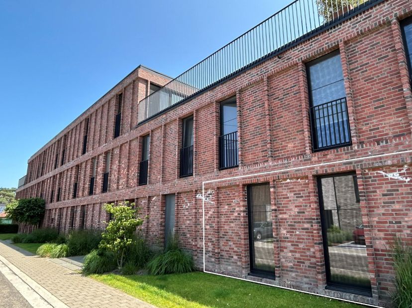 Op een topligging in het centrum van Haacht vind je dit stijlvol én instapklaar gelijkvloers appartement met 82 m² bewoonbare oppervlakte. Gelegen in