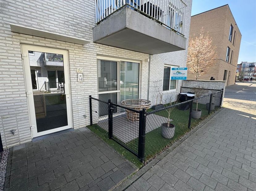 Dit knusse gelijkvloers appartement met autostaanplaats inclusief wacht op de snelle beslisser!&lt;br /&gt;
Het pand bevindt zich op een ideale ligging van