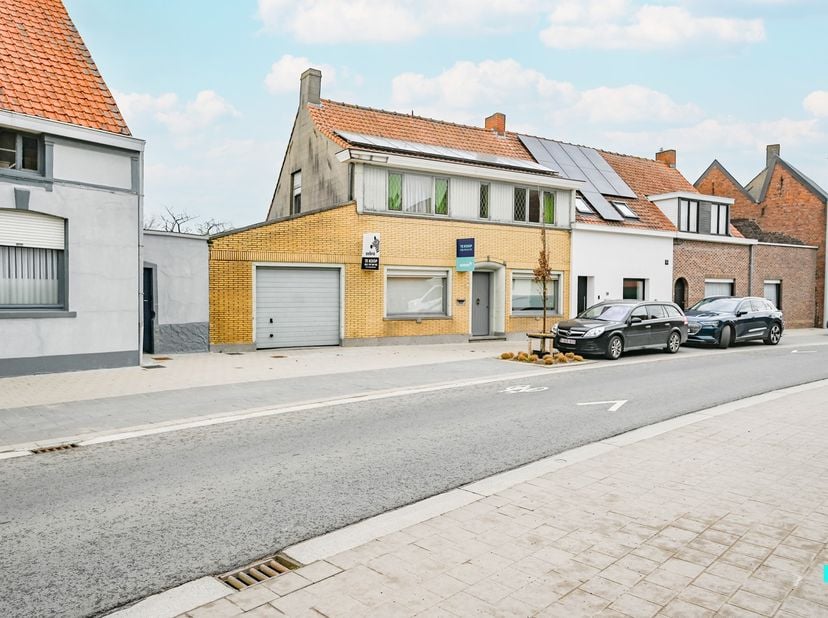 Ontdek deze ééngezinswoning met 4 slaapkamers en afzonderlijke garage in het hartje van Oostrozebeke. Met een bewoonbare oppervlakte van 139m² (volgen