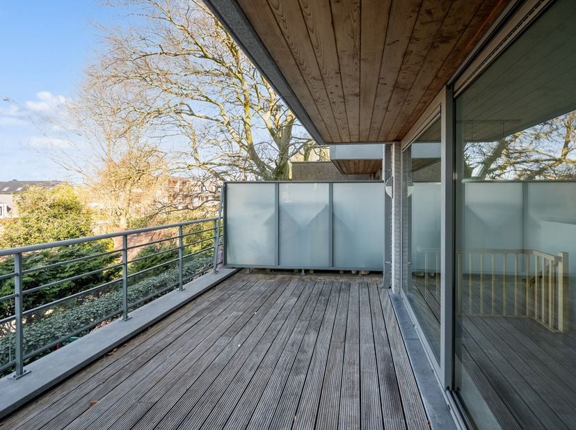 In de rustige Residentie Berg Noord in Wetteren bevindt zich dit uiterst kwalitatief afgewerkte appartement. Het appartement werd met zorg ingericht v