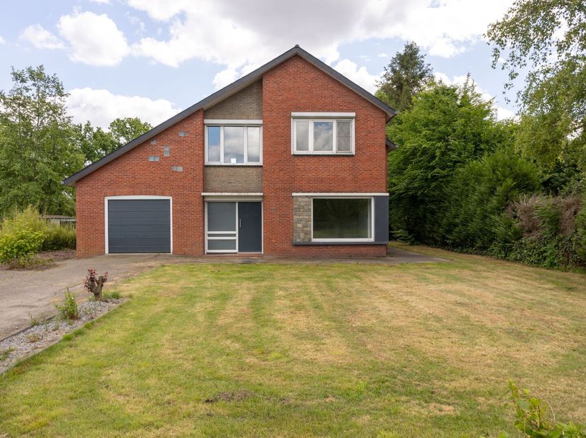 Deze ruime woning met 219m² woonoppervlakte bevat een prachtig vrij zicht!&lt;br /&gt;
De woning is gelegen langs de Hamonterweg op een perceel van 11a59ca.