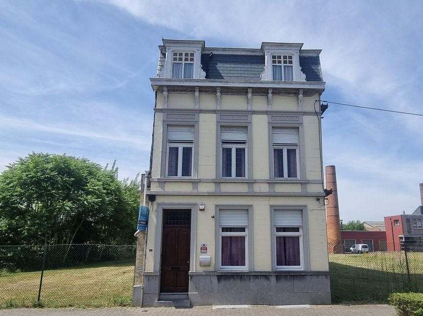 Grote BURGERWONING met 4 SLK en STADSTUIN! Goedgelegen op wandelafstand van het centrum, grote charmante burgerwoning: ideaal voor mensen op zoek naar
