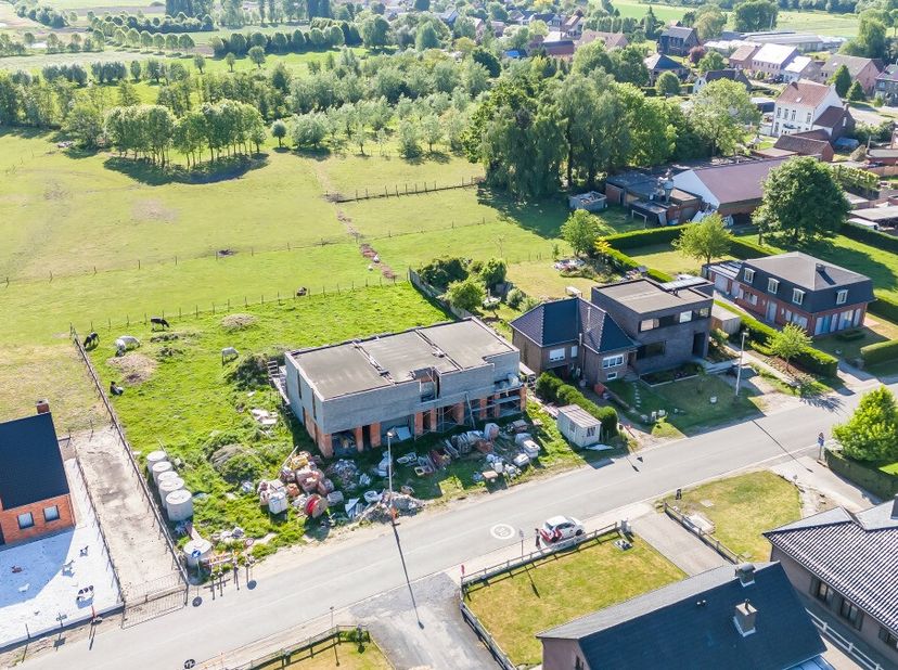 Ontdek deze prachtige gesloten nieuwbouwwoning van maar liefst 188 m², gelegen op een perceel van 372 m². Deze woning biedt alles wat je nodig hebt vo
