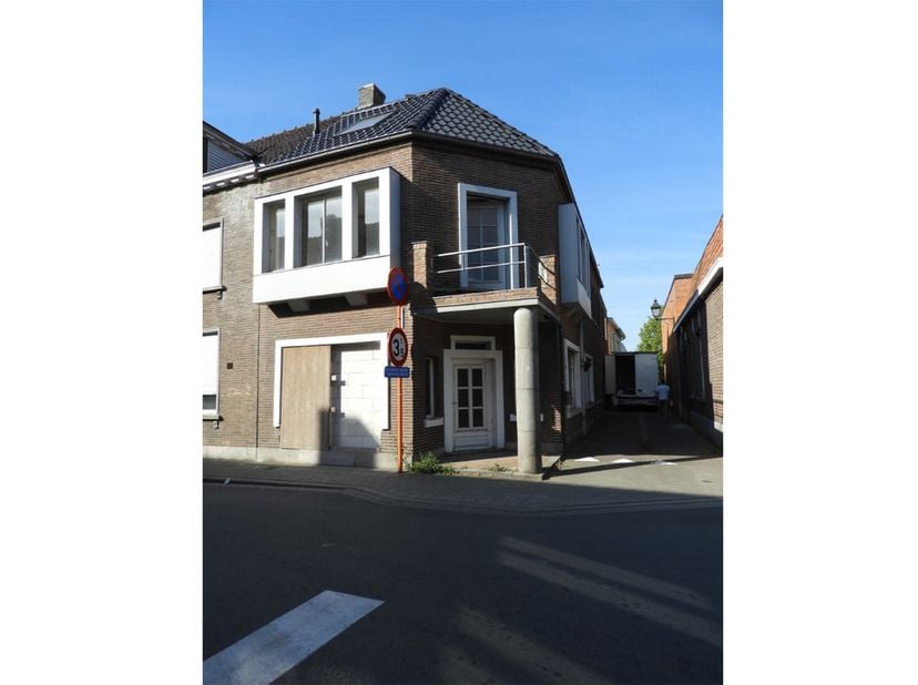 De 2 vergunde appartementen hebben allebei een leefruimte met open keuken, apart toilet, berging, badkamer.&lt;br /&gt;
Appartement met 1 slaapkamer en ande