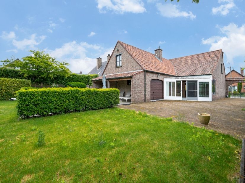 Deze verzorgde woning is rustig gelegen in een residentiële buurt, op een boogscheut van het centrum van Sint-Gillis-Waas én De Klinge. Dankzij de uit