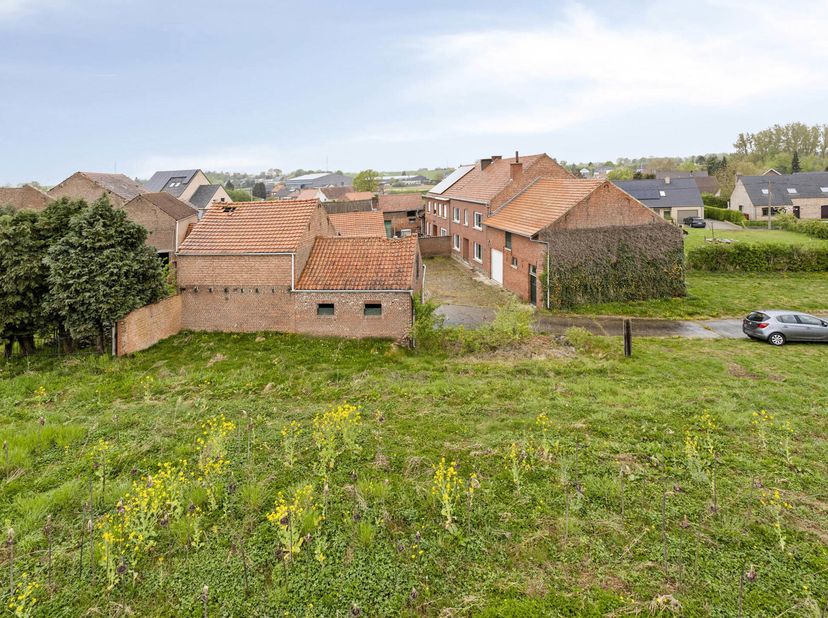 Te renoveren hoeve met o.a. een bewoonbare oppervlakte van 170 m², 3 slaapkamers, meerdere stallingen met zéér veel mogelijkheden, ruim perceel van me
