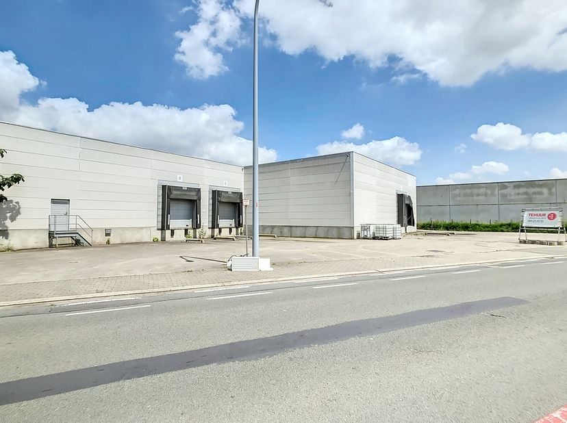 Entrepôt/entrepôt facilement accessible d&#039;environ 2 761 m² avec 3 quais de chargement et maison attenante avec entrepôt situé dans la zone industriell