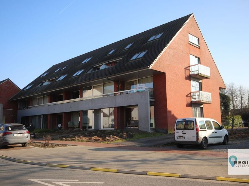 Dit ruim drie slaapkamer appartement, voorzien van drie terrassen zal ongetwijfeld jong en oud(er) bekoren;  &lt;br /&gt;
&lt;br /&gt;
Uitzonderlijk gunstige gele