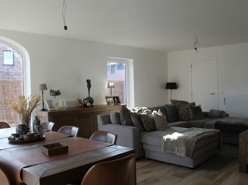 Net buiten centrum Wingene situeert zich deze instapklare nieuwbouwwoning.Indeling:-inkomhal met inbouwkasten en gastentoilet-lichtrijke woon-/eetkame