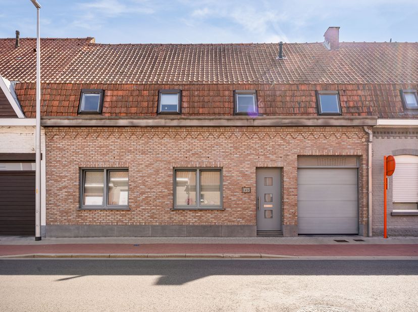 Ruime woning met landelijk zicht en grote garage in Moorsele!&lt;br /&gt;
We betreden de woning via de inkomhal met vestiaire en toegang tot de grote garage