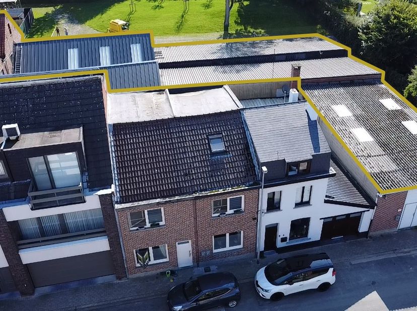 Deze loods heeft maar liefst een grondoppervlakte van 950 m² en is bovendien voor een deel nog eens voorzien van een verdieping.&lt;br /&gt;
&lt;br /&gt;
Is toega