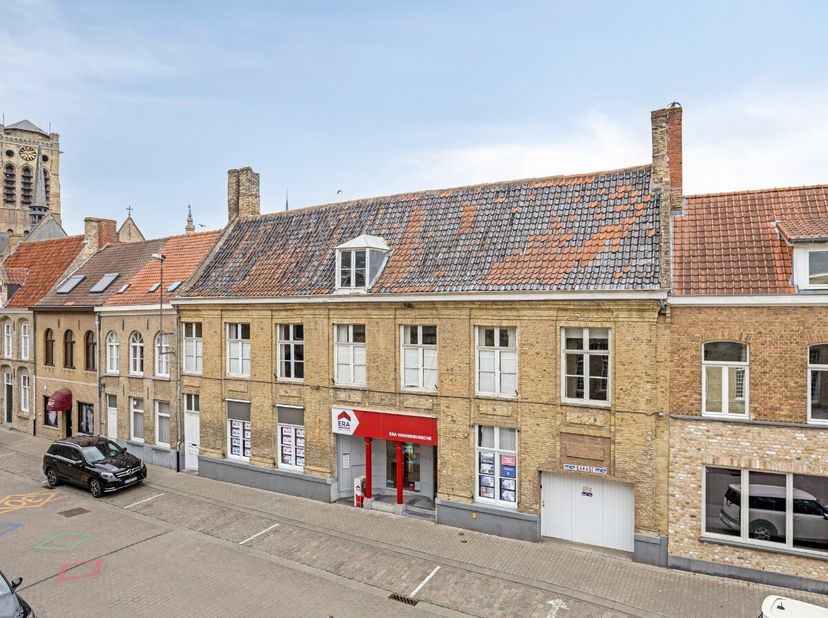 [[ DIT PAND NEEMT DEEL AAN DE ERA OPEN HUIZEN DAG OP 14/6 VAN 11:00 TOT 12:00 ]] Gelegen in het historisch centrum van Veurne vinden we deze handelswo