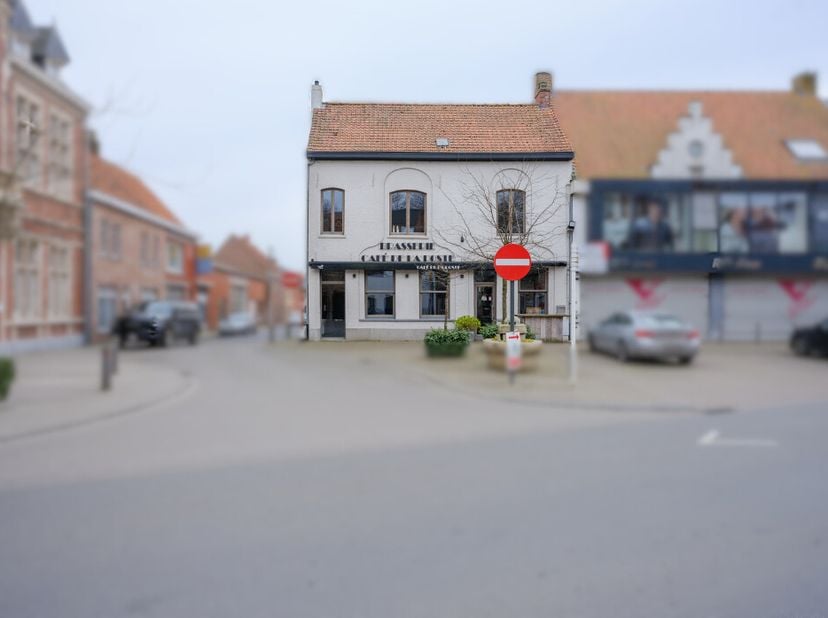 Het horecapand is gelegen pal in het centrum van Dadizele en geniet van een commerciële ligging bij oa. de basiliek en verschillende handelszaken. Er