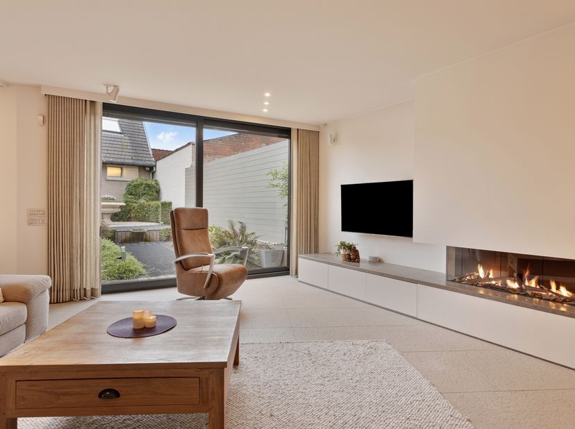 Deze hoogwaardig afgewerkte woning, gelegen in het centrum van Zwevezele, biedt de ideale combinatie van modern comfort en praktische indeling. Elk de