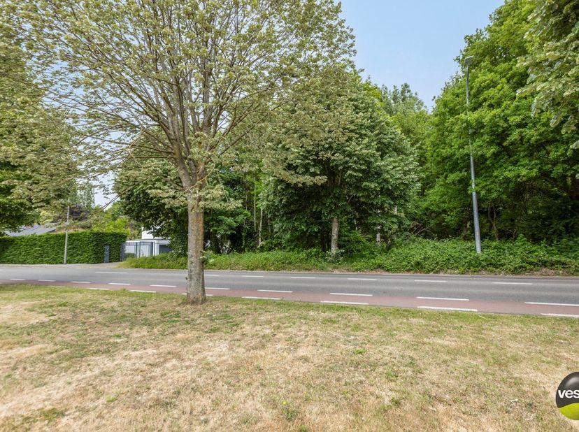 Deze bouwgrond voor een open bebouwing is gelegen aan de Ringlaan, een uitstekende locatie in het hart van Zolder. Vlakbij het gemeentehuis, winkels e