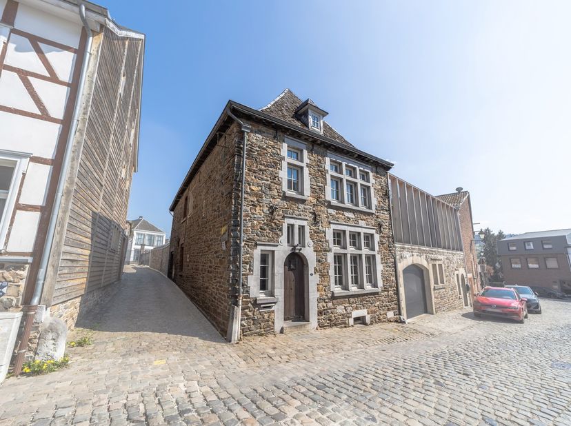 L&#039;agence Antoine Immo de Stavelot vous présente cette authentique maison de ville en pierre à vendre dans le centre historique de Stavelot. Ce bâtimen