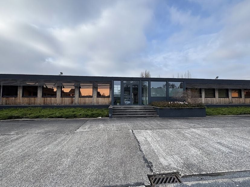 Kantoren van verschillende oppervlaktes te huur in Heule, vlakbij het centrum van Kortrijk. Gelegen nabij diverse invalswegen en de autosnelweg.&lt;br /&gt;