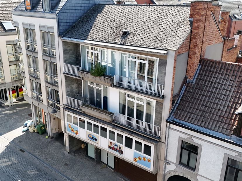 MONS / En plein centre-ville, à, deux pas de la grand place, magnifique appartement meublé au 1er étage de la résidence &quot;Les Cayaux&quot;. Aménagé comme su