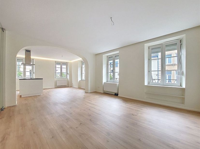 W Immobilière vous propose en location un superbe appartement de 135 m² composé comme suit : hall d&#039;entrée avec wc séparé, séjour très lumineux, cuisi