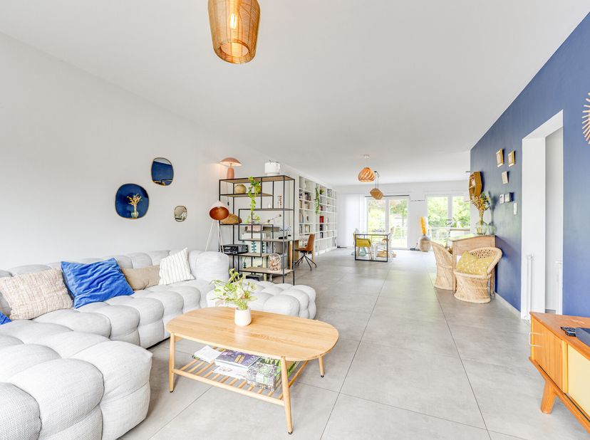 OPTIN ! OPTION! OPTION! L&#039;Immobilière de MARNEFFE a le plaisir de vous proposer cette superbe construction de 2022 de type bel-étage offrant de beaux