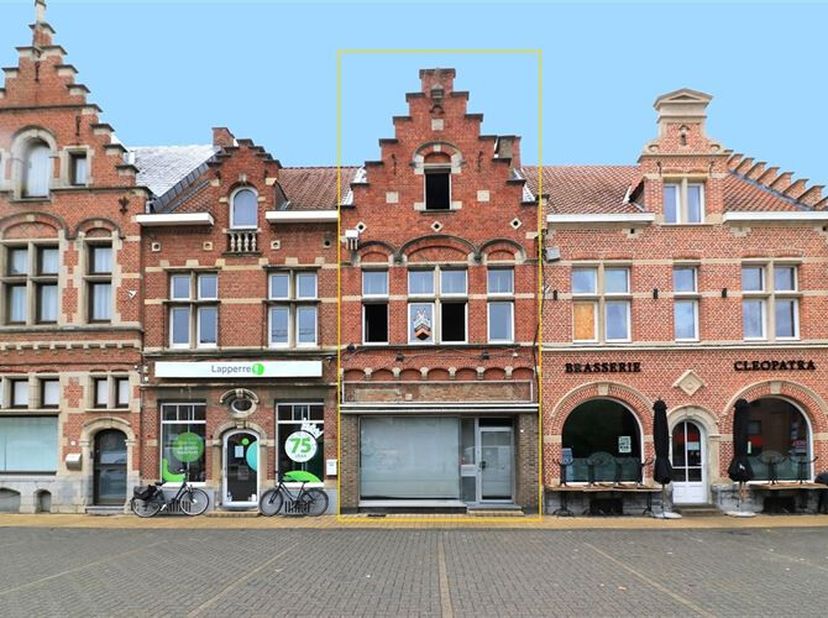 Op de centraal gelegen &quot;Bonenwijk&quot; pal in het centrum van Aarschot vind je dit gebouw met mooie trapgevel, bestaande uit een handelsgelijkvloers en ee