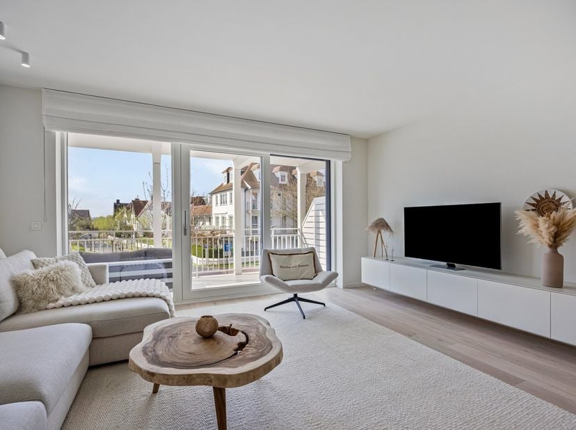 Dit prachtig afgewerkte 2-slaapkamerappartement op de 1ste verdieping van residentie Meerzicht biedt een combinatie van comfort, luxe en een uitzonder