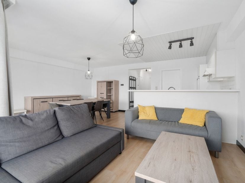 Koksijde : Op de vijfde verdieping van een goed onderhouden residentie in Koksijde bevindt zich dit ruim en lichtrijk appartement. De zuidgerichte ori