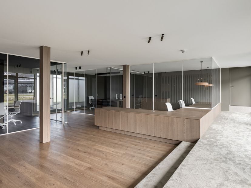 Bureaux modernes et élégants à louer à Zedelgem&lt;br /&gt;
Ce bel espace de bureau de 180 m² offre un environnement de travail moderne et professionnel ave