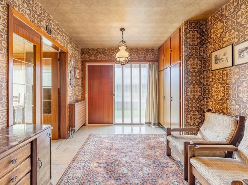 Voor wie op zoek is naar een rustig gelegen en gerieflijke 3-slaapkamerwoning met een retro-knipoog houden we halt in de Zandhoefstraat in Tervant.  D