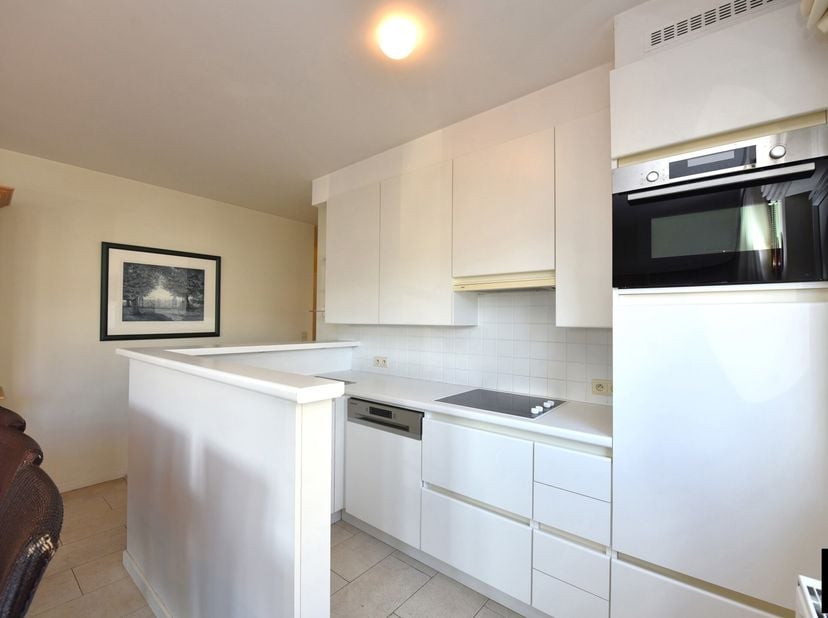 Gezellig gemeubeld 2-slaapkamerappartement aan het Albertstrand in Knokke.&lt;br /&gt;
Het appartement biedt een open keuken, een badkamer met ligbad, een a