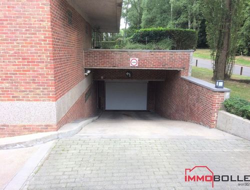                                         Garage en sous-sol à louer à Watermael-Boitsfort, € 95
