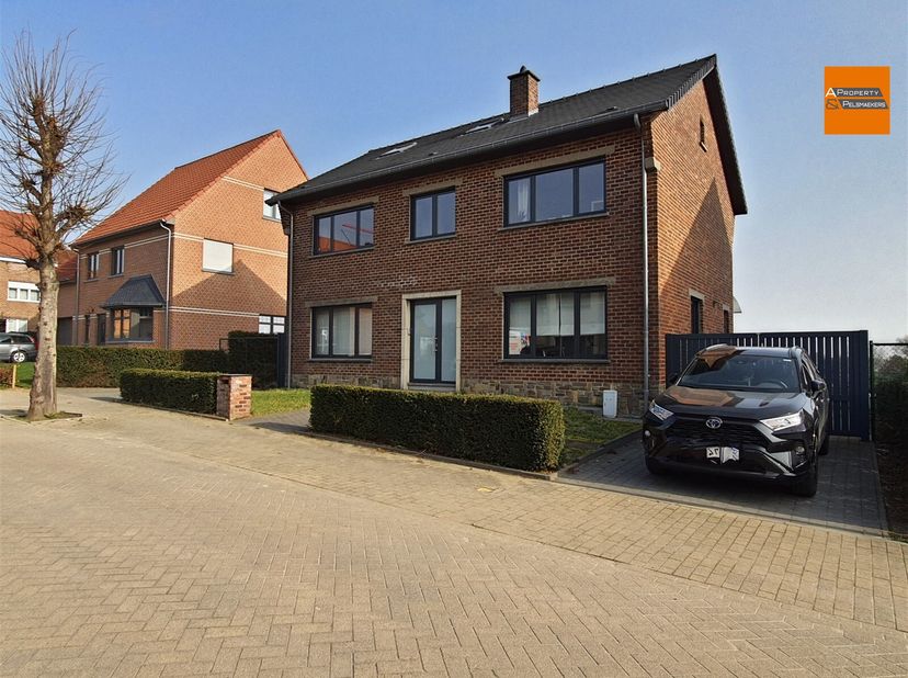 Rustig gelegen villa met 6 slaapkamers &lt;br /&gt;
Prachtige moderne villa op 10are met 6 slaapkamers ( 18m²,18m², 12m², 10m², 15m² en 15m²) en 3 badkamers