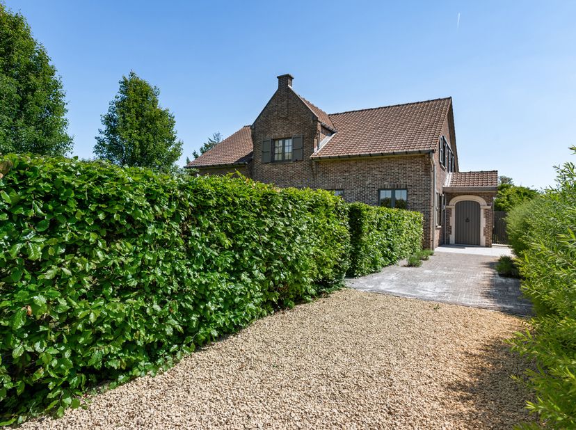 Deze villa bevindt zich op een royaal perceel van 1.924 m² en biedt een doordachte indeling met een woonoppervlakte die indruk maakt. Bij het betreden