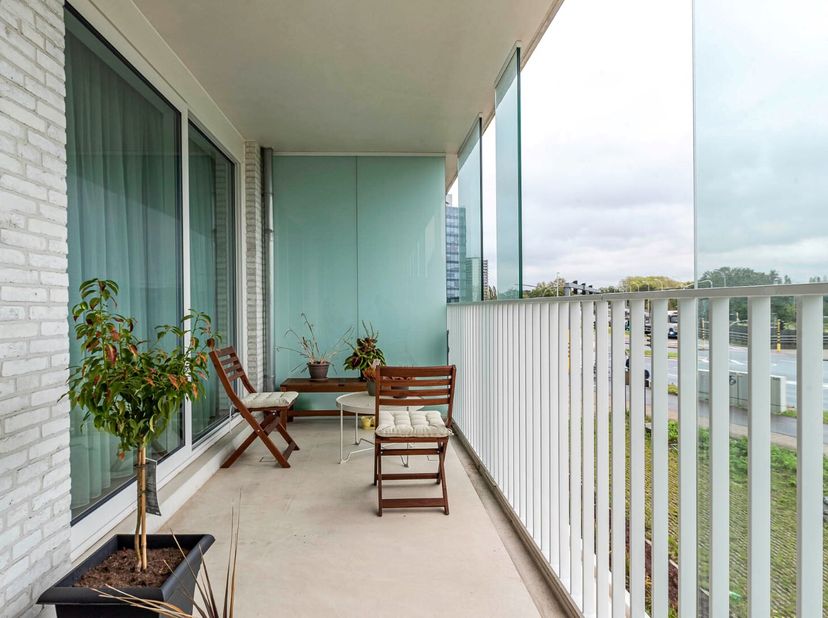 Nieuwbouw appartement met 1 slaapkamer en terras. Centraal gelegen nabij invalswegen en winkels. Indeling: leefruimte (28m²) op laminaatvloer met open