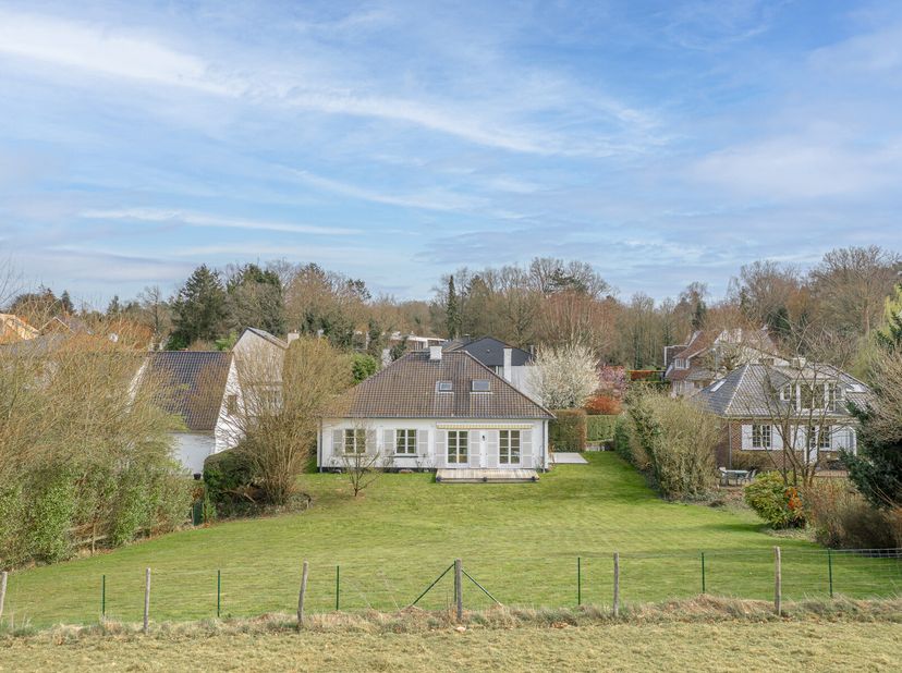 Superbe villa située dans un endroit extrêmement calme et verdoyant à Rhode-Saint-Genèse, à la frontière d&#039;Uccle, où il fait bon vivre. À distance de