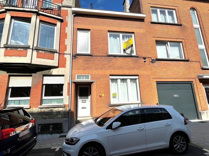 Au rez-de-chaussée, la maison offre un appartement de 66m² avec 1 chambre, salon, salle à manger, kitchenette et salle de bain. La cour est accessible