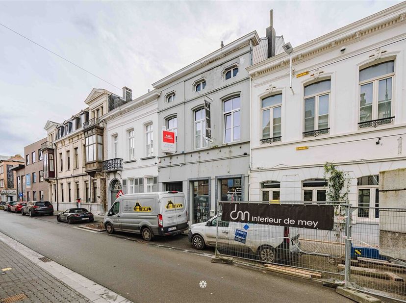 SINT-NIKLAAS - Bent u opzoek naar een ruim handelspand met parkeergelegenheid in het hartje van Sint-Niklaas? Dan is dit pand misschien wat u zoekt! D