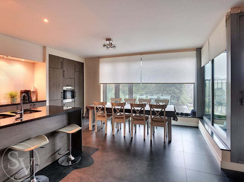 Aangenaam appartement (A3.3 bus 10) met 2 slaapkamers en een ZW-georiënteerd overdekt terras van 15m² waar u winter en zomer plezier van heeft. Ideaal
