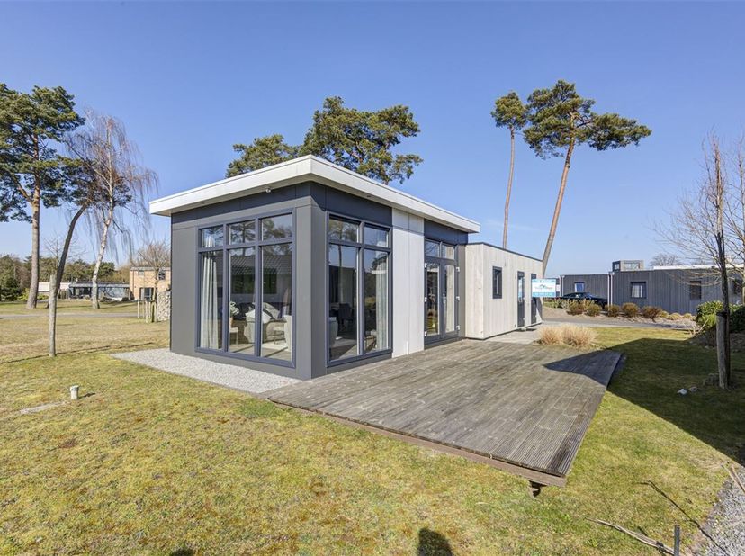 Deze mooie gemeubileerde 4-persoons vakantiewoning is prachtig gelegen aan het water op het verzorgde EuroParcs domein Zilverstrand in Mol.&lt;br /&gt;
De v