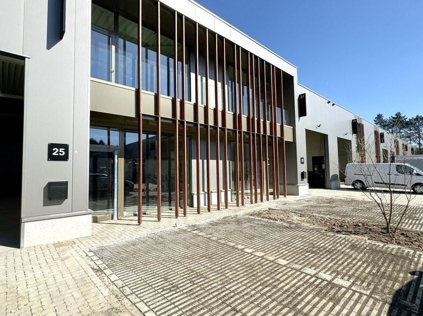 288m² entrepôt neuf avec 2 places de parking dans le parc d&#039;entreprises de Wouw&lt;br /&gt;
Emplacement : stratégiquement situé dans le triangle Mechelen -