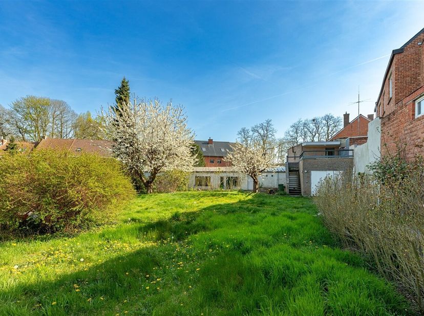 Welkom in de Kapellestraat, centraal gelegen in Wetteren beschikt deze woning over alle nodige voorzieningen op wandelafstand en ook aan ontspanning g