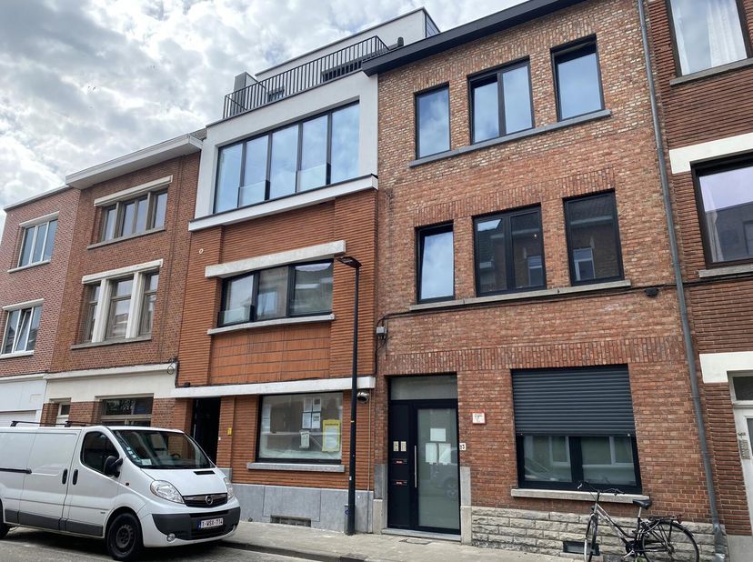 Nieuwbouw triplex 3-slaapkamer appartement met ruim terras.&lt;br /&gt;
Het appartement strekt zich uit over de gelijkvloerse en eerste verdieping, met bijk