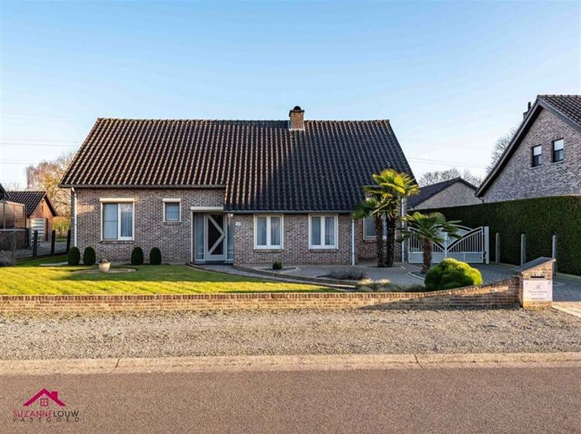 Charmante vrijstaande woning met inpandige garage en dubbele carport, op ruim volledig omheind perceel&lt;br /&gt;
Troeven&lt;br /&gt;
- Bruikbare zolderverdiepin
