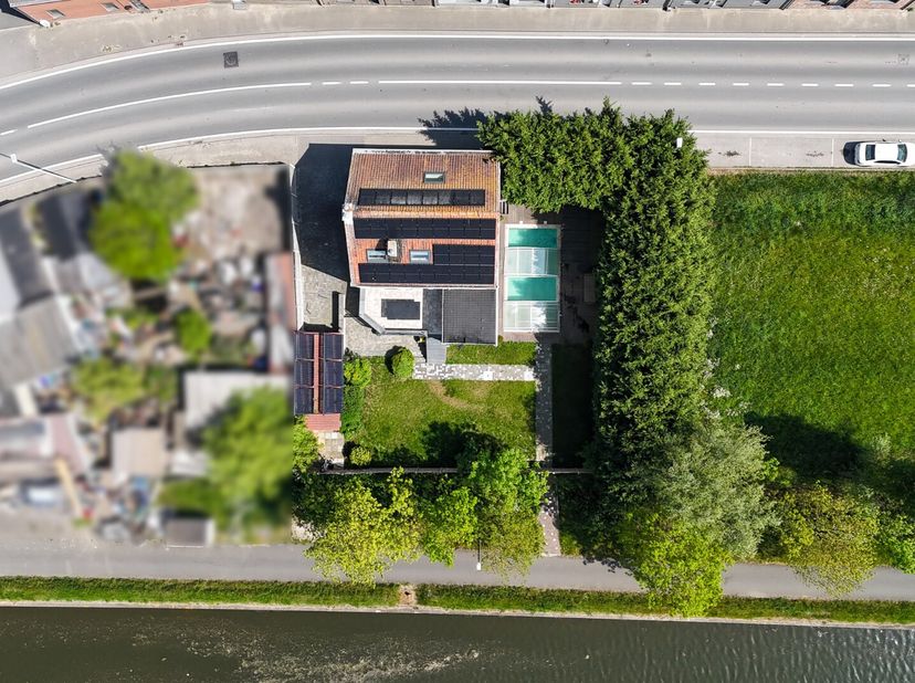 Langs het kanaal Plassendale - Nieuwpoort in Oudenburg vinden we deze volledig gerenoveerde open bebouwing. De woning biedt een uitzonderlijke bewoonb