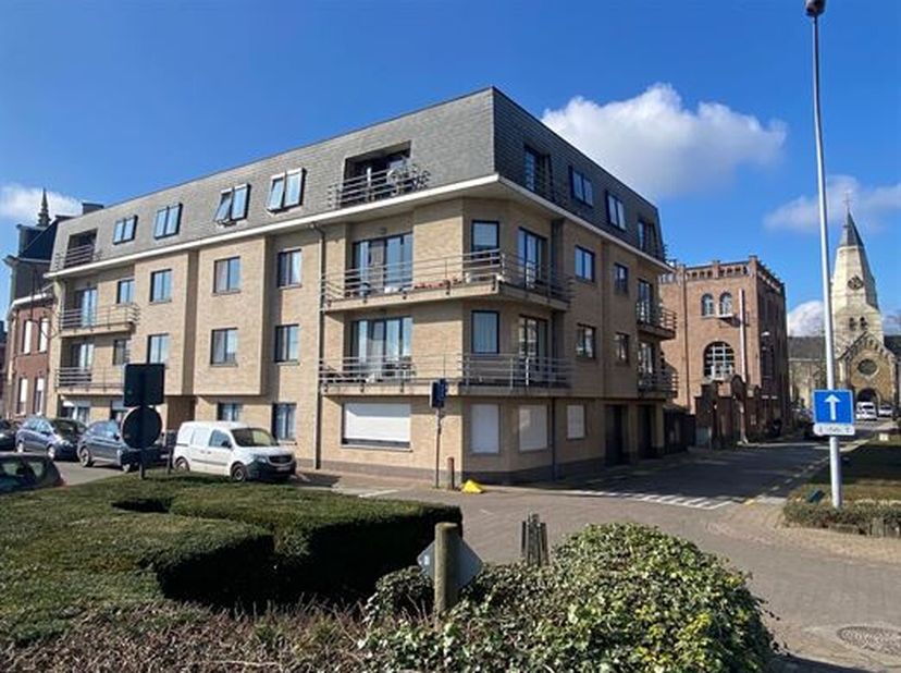 RUIM, LUMINEUS EN RECENT OPGEFRIST APPARTEMENT 140M² MET 3 SLAAPKAMERS, TERRASJE EN BUITEN-AUTOSTAANPLAATS.&lt;br /&gt;
 3de verdieping met lift - ligging n
