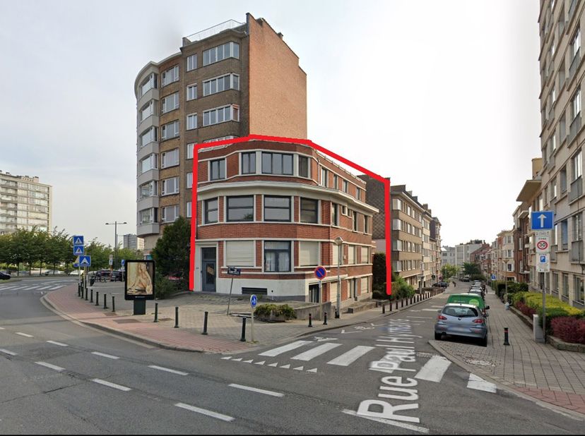 Situé à proximité de la Place Meiser, sur un coin de rue, très grand immeuble mixte construit sur un terrain de +/-  387 M2 et offrant une surface tot