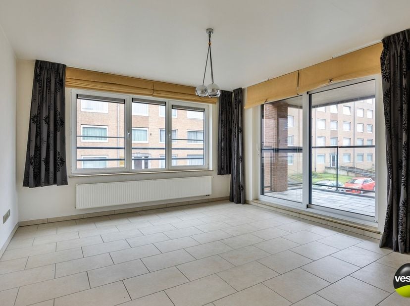 Dit 2 slaapkamer appartement met een bewoonbare oppervlakte van 120 m² is gelegen op de 1ste verdieping van een kleinschalig, recent gebouw. Met een c