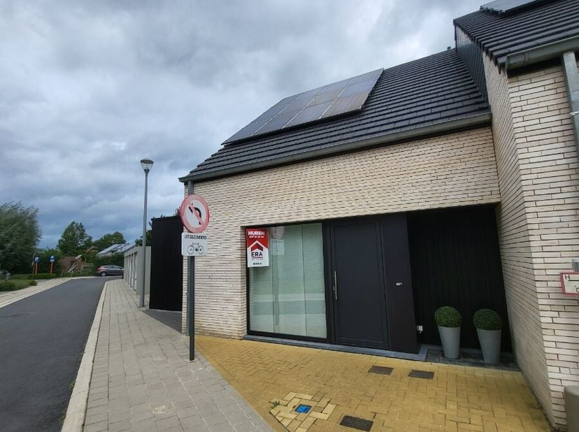 Op zoek naar uw droomwoning in de pittoreske omgeving van Ieper? Zoek niet verder! Deze schitterende nieuwbouwwoning is de perfecte combinatie van mod